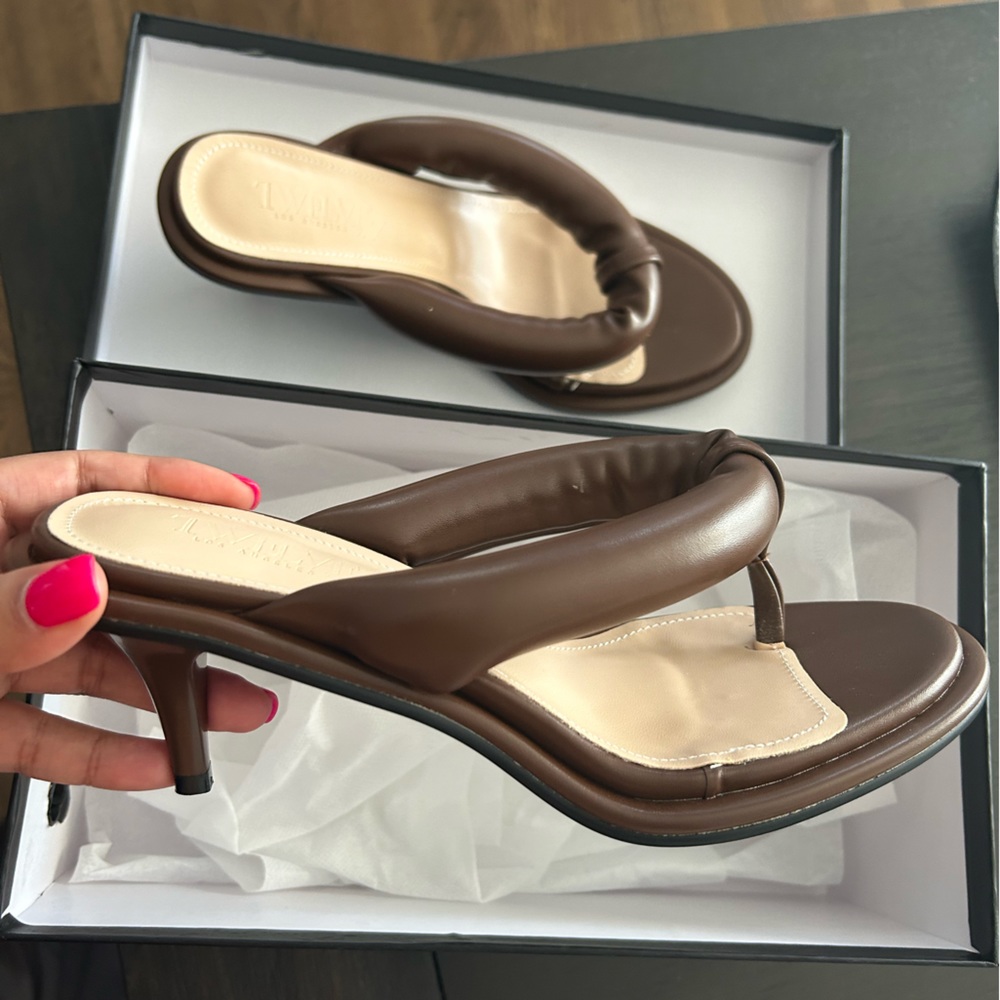 SOLD——-Twelve AM Los Angeles woman’s sandals 👡